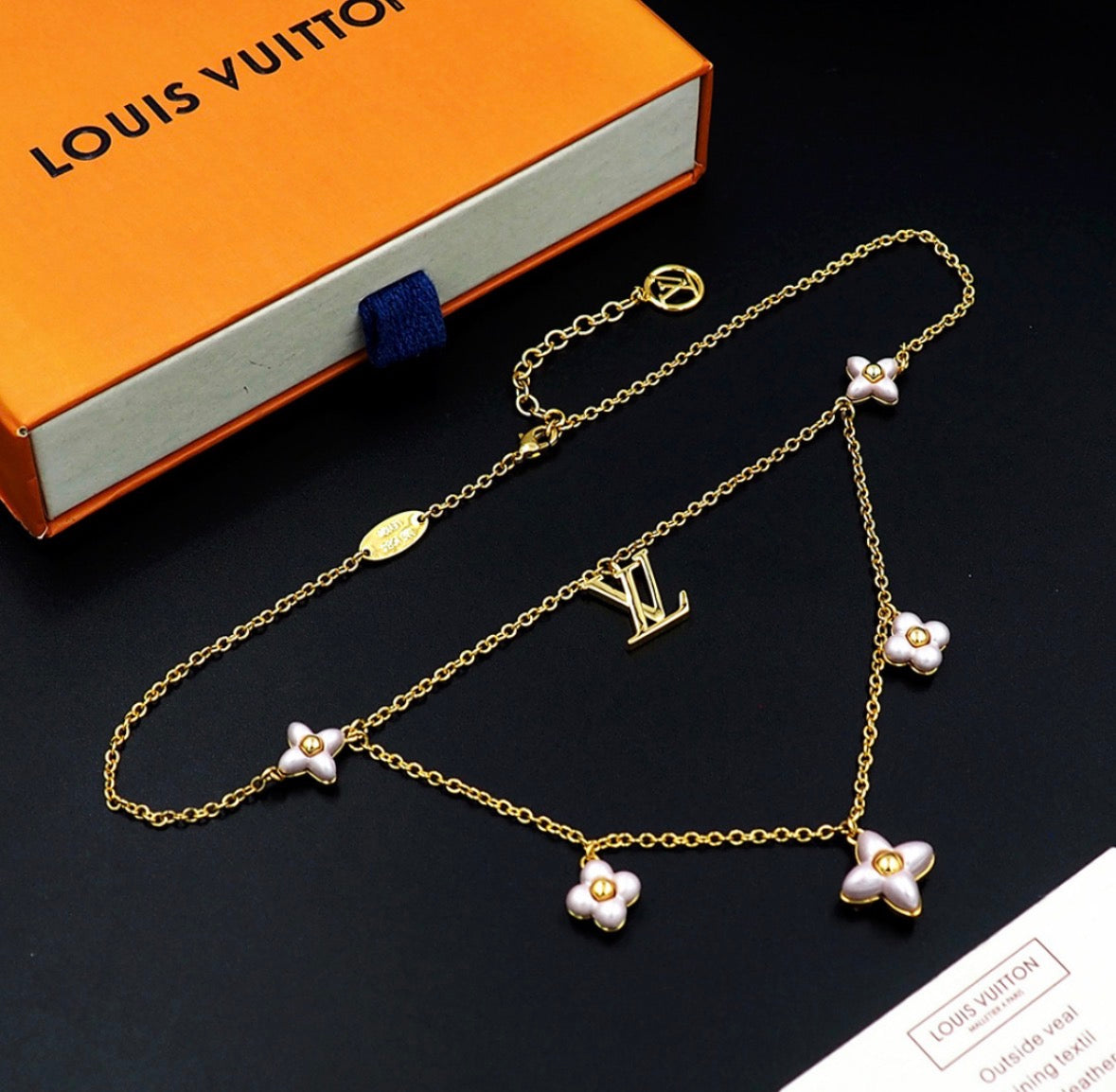 Collana Lv