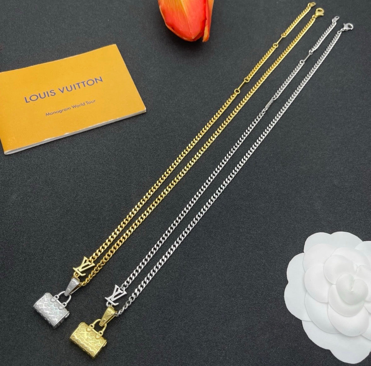 Collana Lv