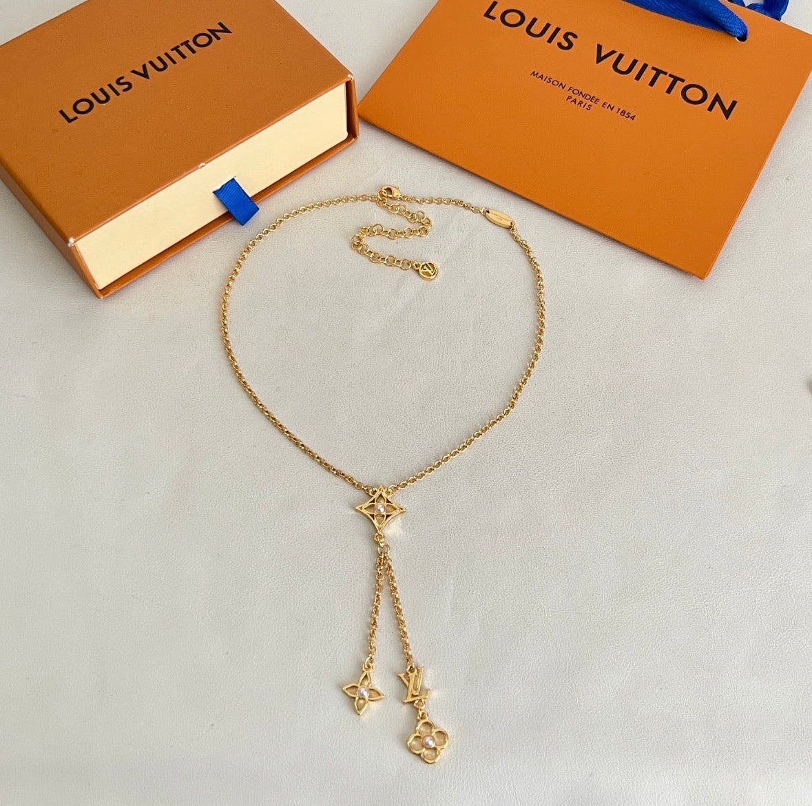 Collana Lv