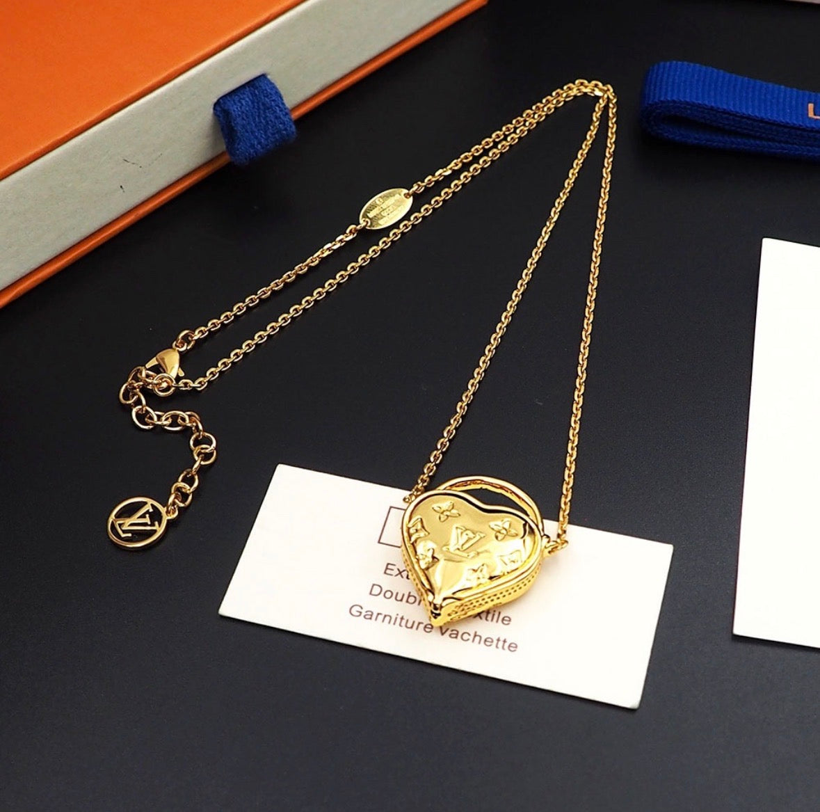 Collana Lv