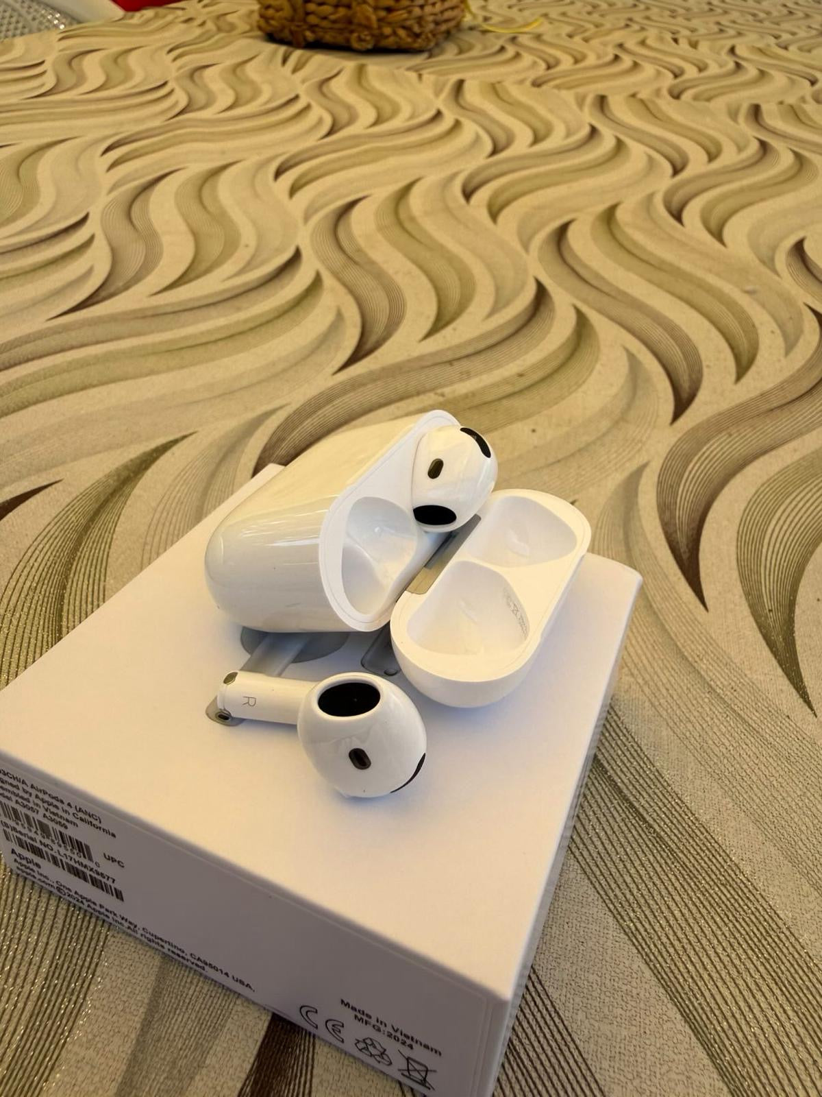 AirPods 4