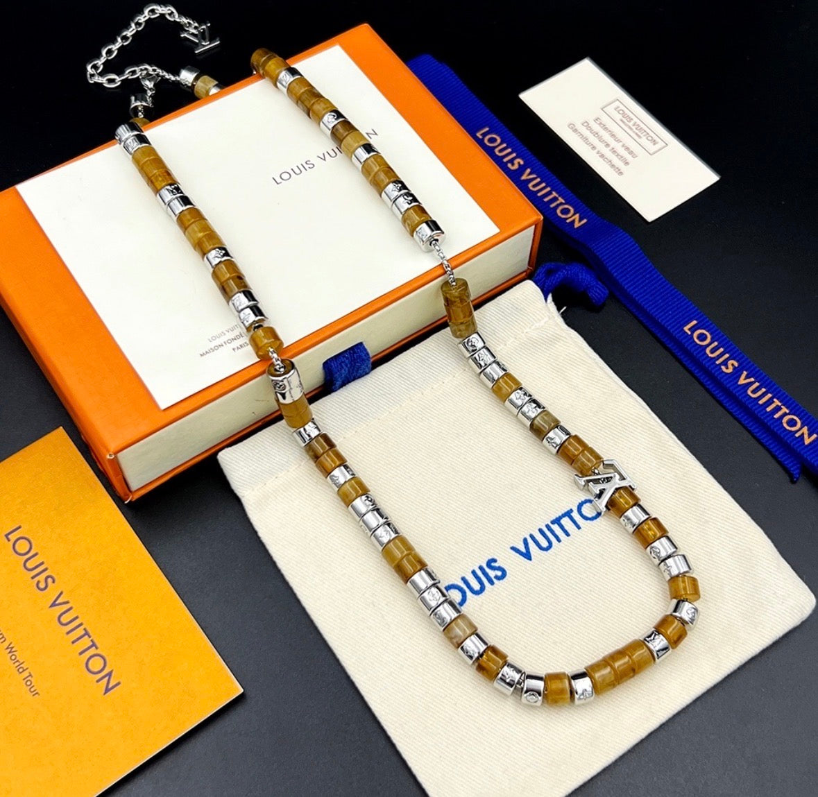 Collana Lv