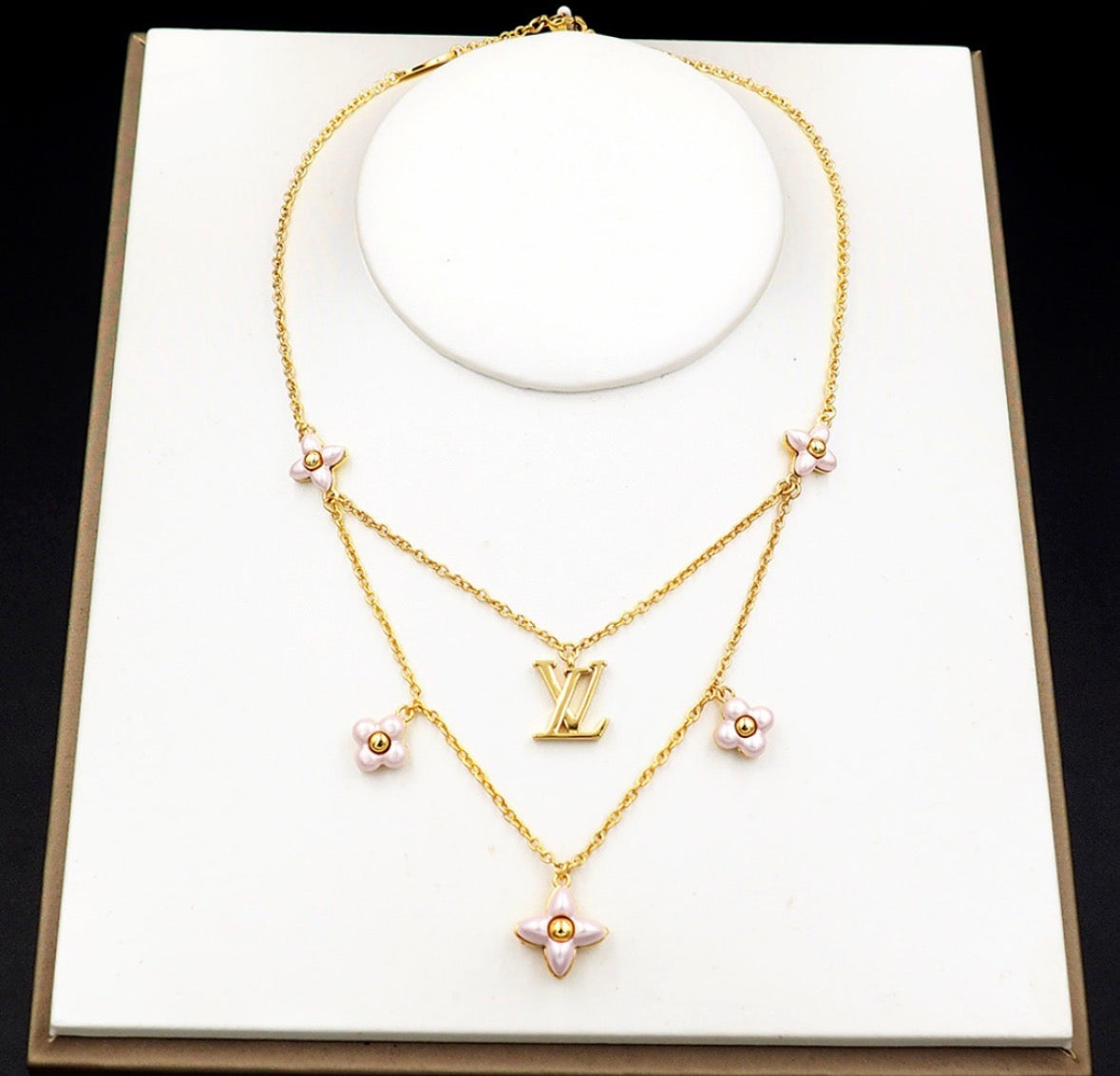 Collana Lv