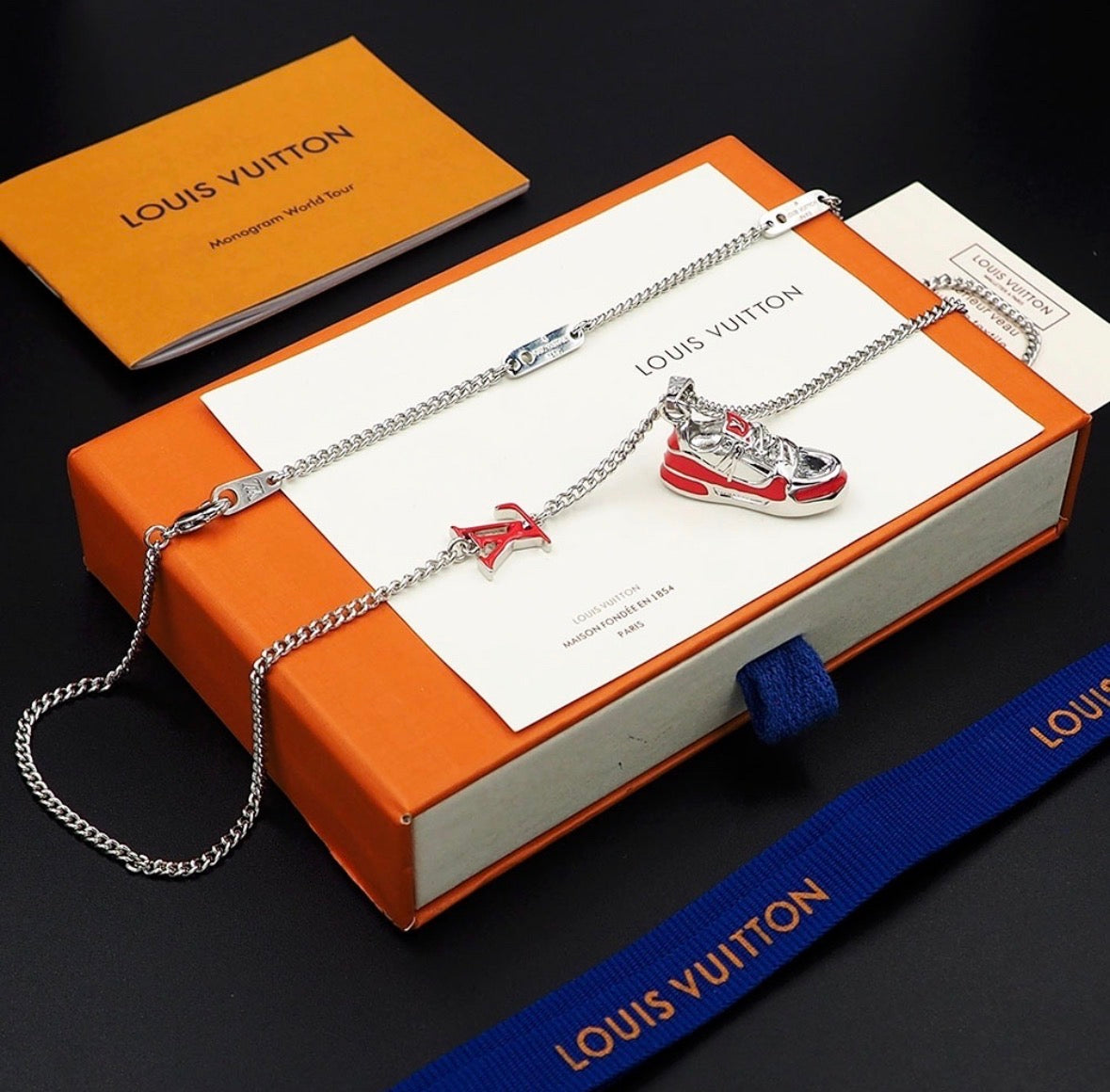 Collana Lv